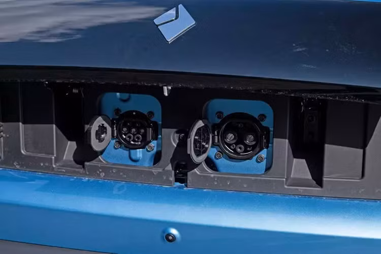 Như vậy có thể thấy rằng, so với mẫu xe ba cửa, chiều dài cơ sở của Baojun Yep Plus 2024 đã tăng lên đáng kể, từ 2.110 mm lên 2.560 mm.