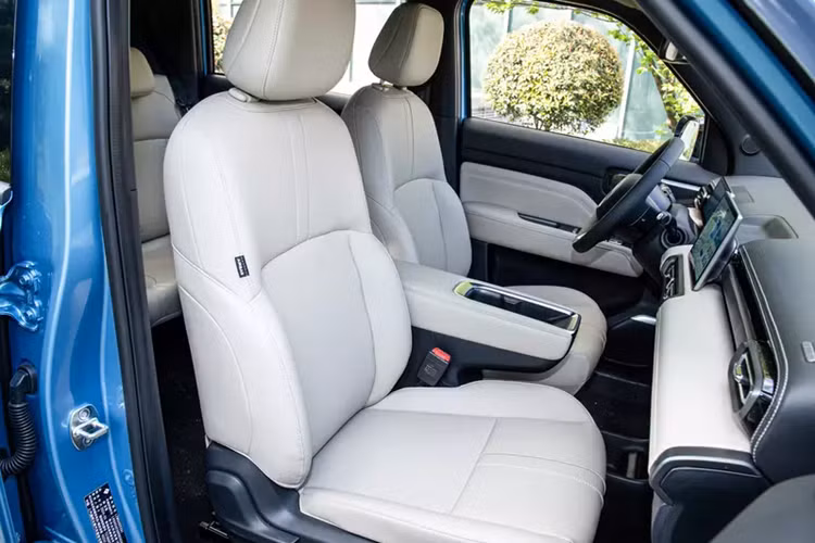 Hình dáng cản trước theo phong cách off-road được áp dụng phía dưới đầu xe, kết hợp với các đường gân nhô cao của nắp khoang động cơ khiến chiếc xe này trở nên hoang dã hơn một chút. Về phối màu, Baojun Yep Plus 2024 sẽ ra mắt 5 màu mới gồm Cloud Gray, Sea of Clouds White, Sky Blue, Aurora Green và Space Black.\