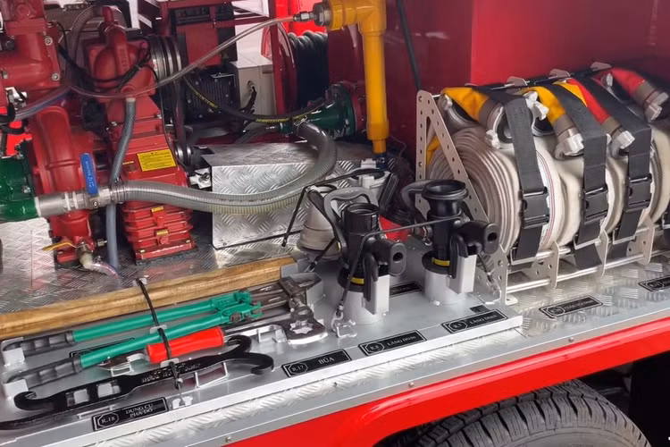 Máy bơm có thể hoạt động nhờ thùng dầu lớn của xe tới 100 lít. Xe cũng có cấu tạo như các xe chữa cháy thông thường với trang bị bơm (tùy chọn phiên bản một hoặc hai bơm), lưu lượng bơm 20 lít/giây (1200 lít/phút), xe téc nước, téc Foam và lăng phun có thể phun xa tới 50 - 60 mét.