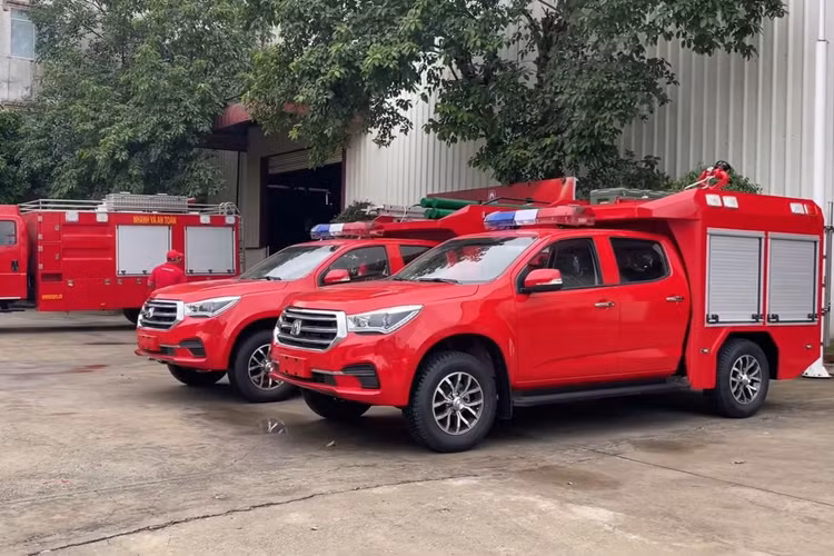 Mới đây, VM MOTORS đã chính thức giới thiệu mẫu ôtô chữa cháy Pickup SANDEUR S100, lần đầu tiên xuất hiện tại Việt Nam. Theo đó, đây là sản phẩm do VM MOTORS sản xuất, lắp ráp trong nước từ linh kiện rời CKD mang thương hiệu Nhật Bản - Isuzu, cùng một số chi tiết đã được nội địa hóa.