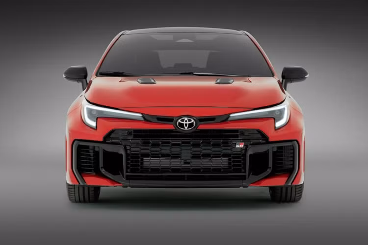 Hộp số tám cấp của Toyota GR Corolla 2025 thể thao được gọi là Hộp số tự động trực tiếp Gazoo Racing (DAT) giống với trang bị trên mẫu xe GR Yaris vào đầu năm nay.