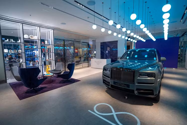 Theo giám đốc điều hành của Rolls-Royce - Chris Brownridge: "Xe hybrid không phải là thứ chúng tôi hướng tới". Ông cho rằng công nghệ này có thể làm giảm "sự êm ái và sức mạnh" của xe. “Waftability” là thuật ngữ mà hãng xe siêu sang Rolls-Royce sử dụng để mô tả trải nghiệm lái xe êm ái, nhẹ nhàng mà những chiếc xe của hãng mang lại.