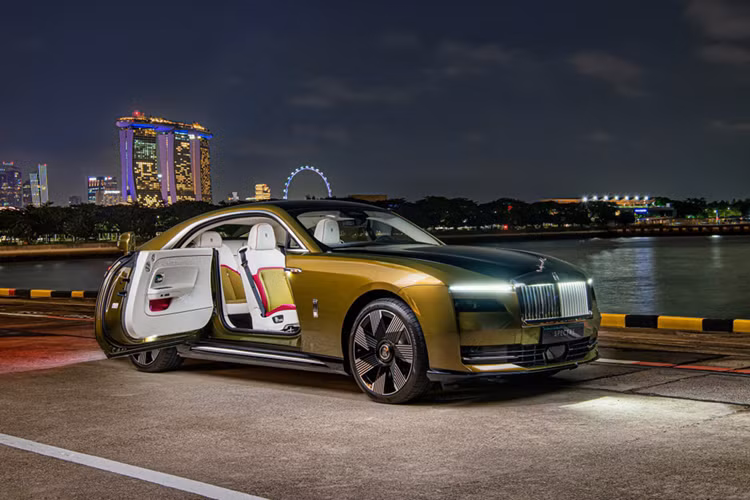 Rolls-Royce dường như tự tin để tiến thẳng lên xe điện mà không cần hybrid làm bước đệm như một số thương hiệu. Hiện Spectre là mẫu xe điện duy nhất của hãng và trong tương lai hãng sẽ sớm có thêm một mẫu crossover cỡ lớn và một mẫu xe điện Rolls-Royce thay thế Phantom.