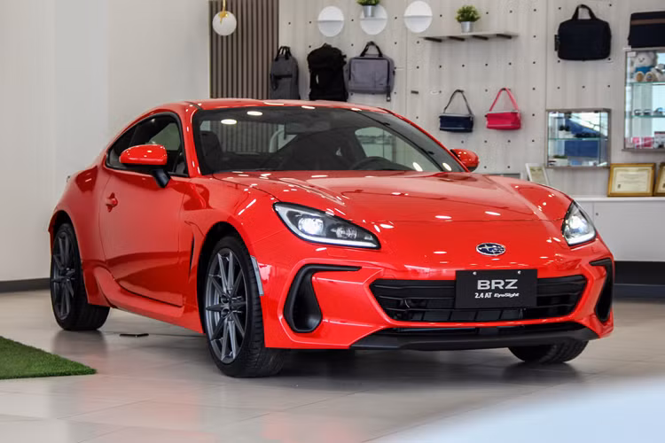 Trong khi đó, Subaru BRZ sở hữu động cơ 4 xi-lanh, dung tích 2.4L, cho công suất tối đa 231 mã lực tại tua máy 7.000 vòng/phút và mô-men xoắn cực đại 250 Nm tại tua máy 3.700 vòng/phút. Trang bị hộp số là loại tự động 6 cấp, đi kèm hệ dẫn động cầu sau.