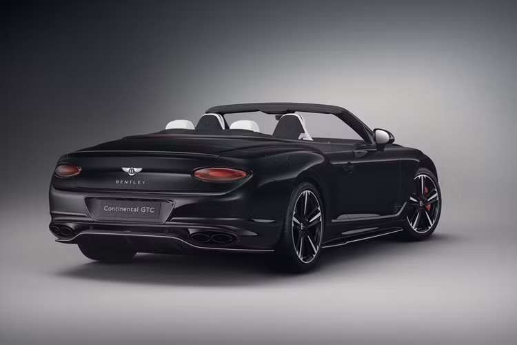 Khác với các xe Bentley Continental GT S V8 về Việt Nam trước đó, độc bản này có thể dễ dàng mở mui chỉ thông qua nút bấm trong khoang lái, thời gian để hạ cũng như đóng mui lại chỉ rơi vào tầm 14 giây.
