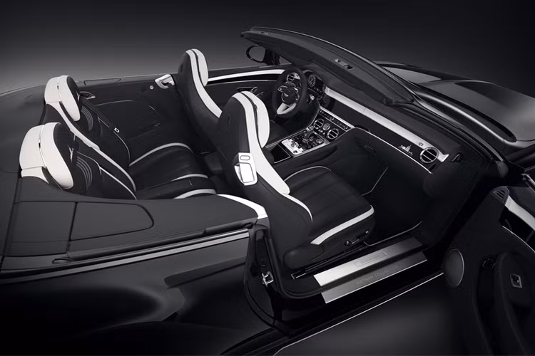 Bentley Continental GTC S V8 phiên bản Vietnam Skyline Edition được lấy cảm hứng từ phong cảnh của Việt Nam, tập trung chính điểm nhấn là ở nội thất, nơi các nghệ nhân Mulliner đã thêu biểu tượng đường chân trời của 3 thành phố Hà Nội, Đà Nẵng, TP HCM trên phần lưng ghế.