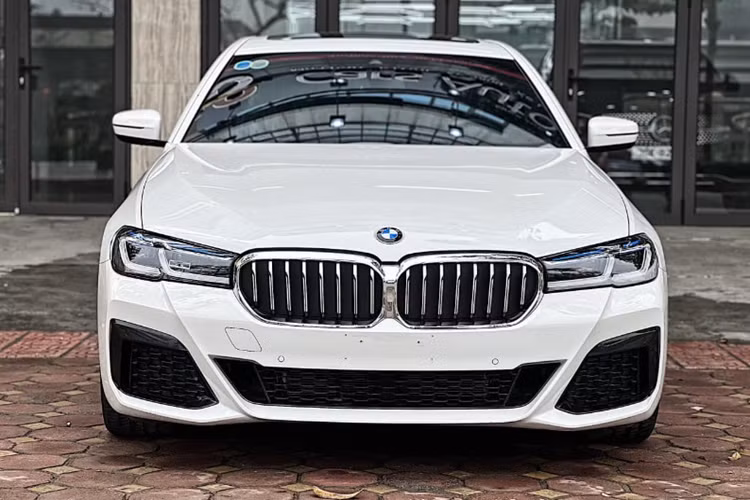 BMW 530i M Sport VIN 2022 giam toi hon 300 trieu tai Viet Nam-Hinh-2
