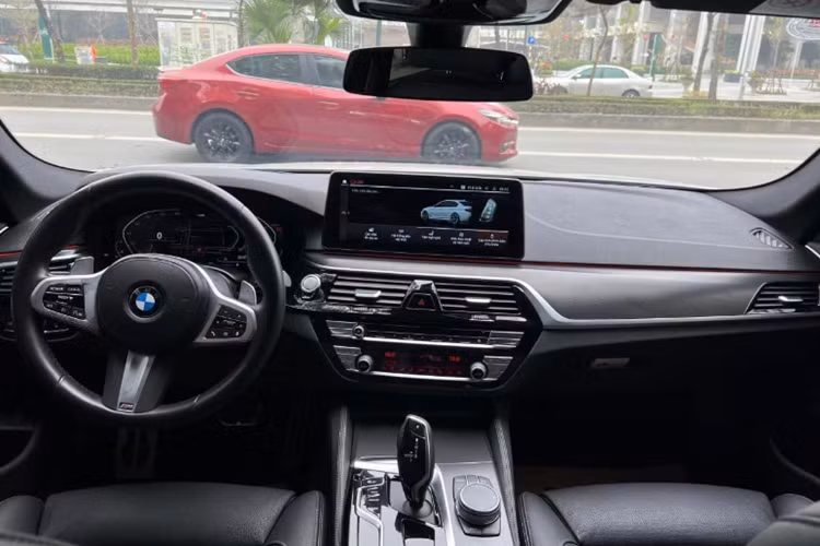 Nhìn chung BMW 5-Series bản nhập khẩu Đức không có nhiều khác biệt so với bản lắp ráp trong nước. Về kích thước, xe sở hữu chiều dài x rộng x cao lần lượt là 4.963 x 1.868 x 1.479 mm trong khi chiều dài cơ sở đạt 2.975 mm.