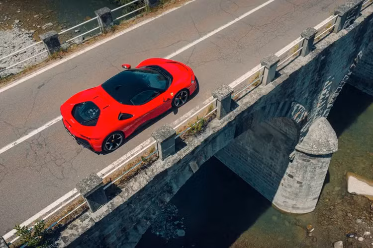 Chiếc siêu xe plug-in hybrid đầu tiên của hãng xe Ý có thể hoàn thành quãng đường 25 km chỉ bằng mô-tơ điện trên cầu trước. Ngoài ra, trong đoàn xe đưa dâu này còn có Lamborghini Urus, Rolls-Royce Ghost làm xe hoa cùng nhiều xe SUV, xe sang và MPV khác.