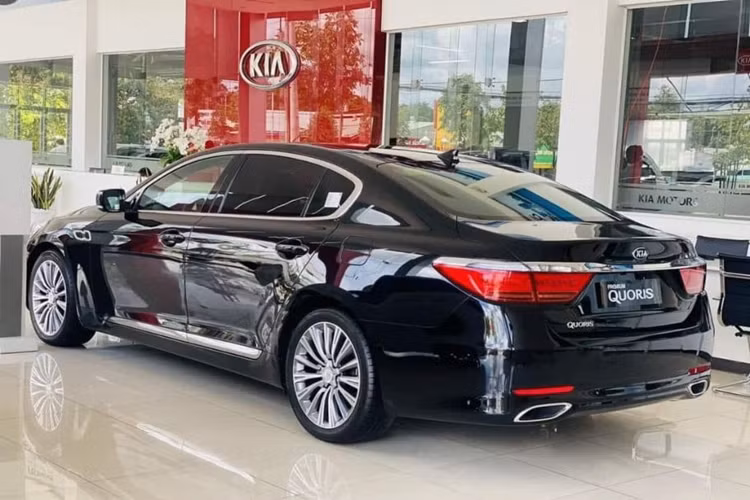 So với các mẫu xe Kia đời mới hiện nay, trang bị của Quoris vẫn thuộc hàng cao cấp và VIP nhất. Tuy nhiên, thiết kế nội thất thì đã có phần lỗi thời và không còn được nhiều người dùng xe sang hiện nay chú ý so với thời điểm cách đây 7 năm. 