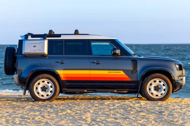 Xe được sản xuất với số lượng giới hạn chỉ 20 chiếc, mức giá xe Defender Beach Break bán ra khởi điểm từ 71.700 USD (tương đương khoảng 1,78 tỷ đồng).