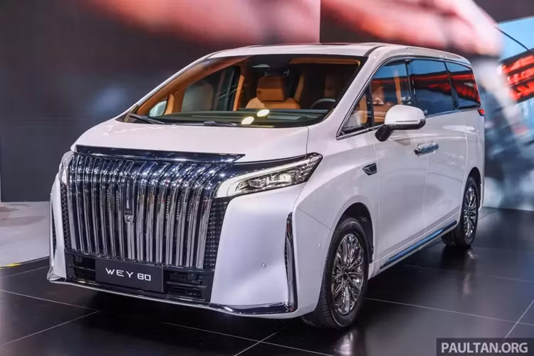 Wey có lẽ vẫn là thương hiệu ôtô rất xa lạ với người tiêu dùng Việt Nam. Đây là một trong những thương hiệu con của hãng xe Great Wall Motor (GWM) đến từ Trung Quốc. Hiện GWM đã có mặt ở thị trường Việt Nam với thương hiệu con Haval. Do đó, việc GWM mang Wey 80 2025 về Việt Nam trong tương lai cũng không có gì bất ngờ.