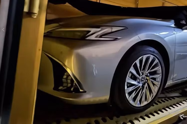 Phần đầu xe sedan Lexus ES 2025 vẫn là lưới tản nhiệt hình con suốt đặc trưng của Lexus đi cùng cụm đèn pha full-LED hình chữ “Z” khá sắc sảo. Bên dưới cản trước là hai hốc hút gió cỡ lớn đã được tinh chỉnh.