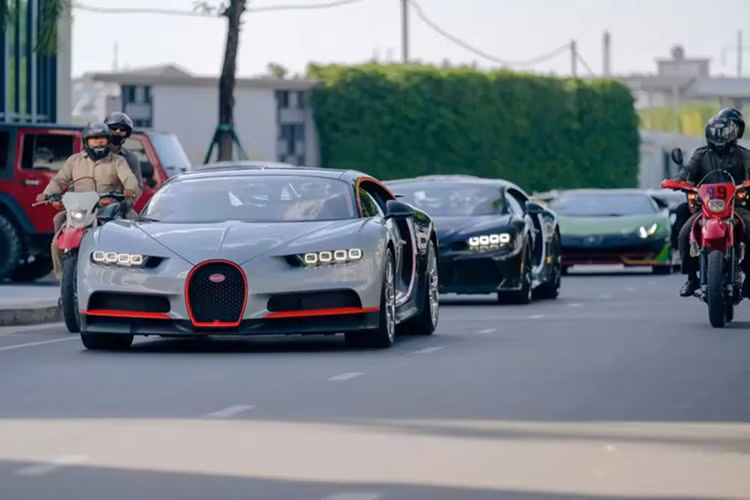 "Ông hoàng tốc độ" Bugatti Chiron sẽ được trang bị khối động cơ W16 (với 2 động cơ V8 xếp thành hình chữ W), dung tích 8.0 lít, 4 bộ tăng áp, sản sinh công suất tối đa lên đến 1.500 mã lực và mô-men xoắn cực đại đạt 1.600 Nm. 
