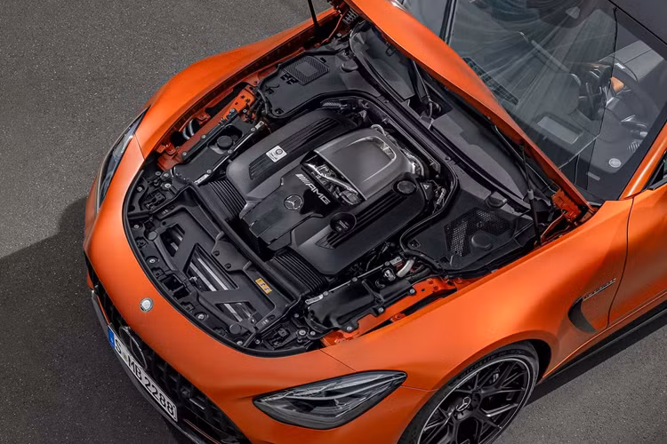 Sức mạnh được truyền tới cả bốn bánh thông qua hệ thống AMG Performance 4Matic+ biến thiên hoàn toàn và được trang bị đi kèm với hộp số AMG Speedshift MCT 9G chín cấp.