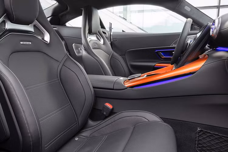 Xe sở hữu hệ thống treo AMG Active Ride Control với tính năng hệ thống lái trục sau, phanh hiệu năng cao bằng gốm mạnh mẽ nhất và xe được trang bị bao gồm tám chế độ lái được truy cập thông qua công tắc AMG Dynamic Select.