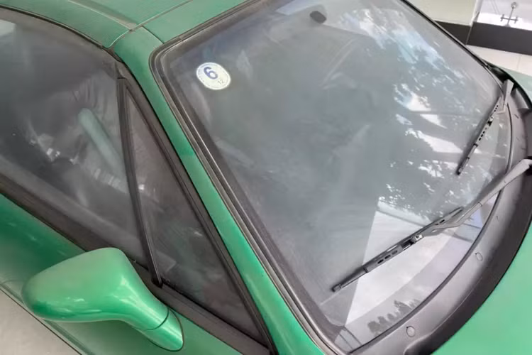 Theo chủ sở hữu thì chiếc Honda CR-X del Sol màu xanh Samba Green Pearl của mình nằm kho đã khá lâu, đây là 1 trong số rất ít xe Honda cổ điển nhập chính hãng cách đây hơn 30 năm. Chiếc xe này có tuổi đời lâu đến nổi chủ xe không nhớ năm 1994 hay 1995