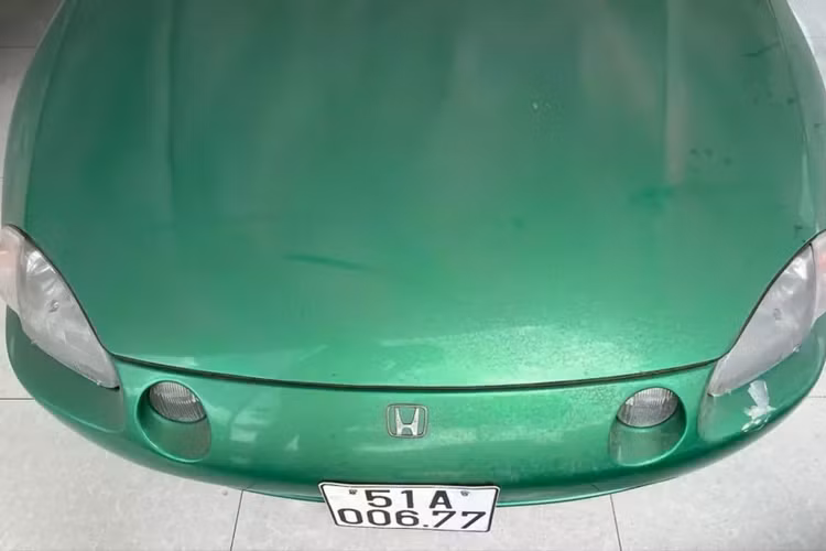 Chỉ biết rằng, anh đã từ chối rất nhiều món quà thách cưới hậu hĩnh của bạn bè, khách hàng mua xe, để giữ lại chiếc Honda CR-X del Sol đặc biệt này làm kỷ niệm. "Chiếc xe này nằm ở đây lâu lắm rồi, nhìn kính lái kìa, lúc nó còn chưa có tem phí đường bộ", chủ xe chia sẻ về chiếc Honda CR-X del Sol hàng độc.