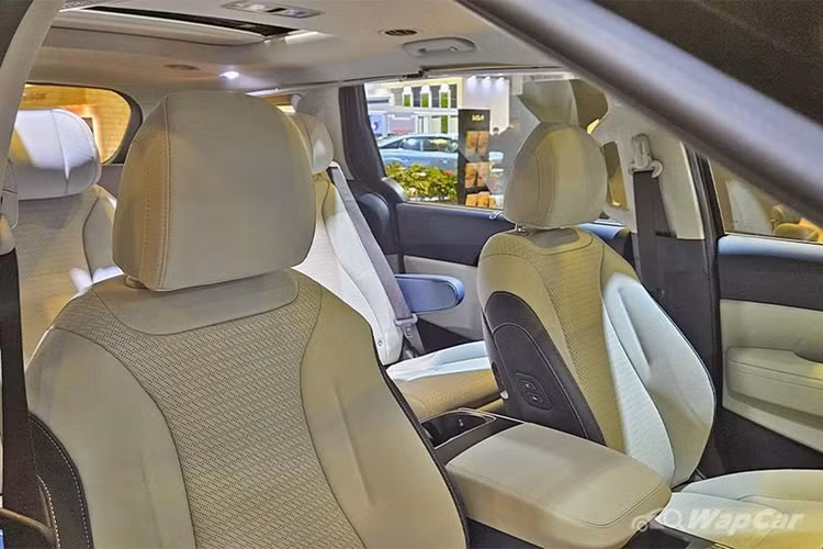 Nhờ đó, Carnival Hybrid 2024 có công suất tổng cộng 245 mã lực và mô-men xoắn cực đại 366 Nm. Theo công bố từ nhà sản xuất, lượng xăng tiêu thụ kết hợp của Carnival Hybrid mới là 14 km/lít (khoảng 7,14 lít/100 km), áp dụng cho phiên bản 9 chỗ và dùng vành 18 inch.
