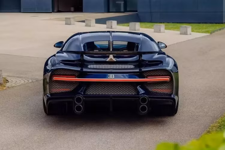 Được gọi bằng cái tên "Le Passage du Temps", đây là chiếc xe Bugatti Chiron Super Sport hàng thửa theo yêu cầu của 1 đại gia ở Thái Lan, xe có giá chưa thuế 5,25 triệu USD (tương đương 125 tỷ đồng), cao hơn 1,35 triệu đô la so với giá khởi điểm.
