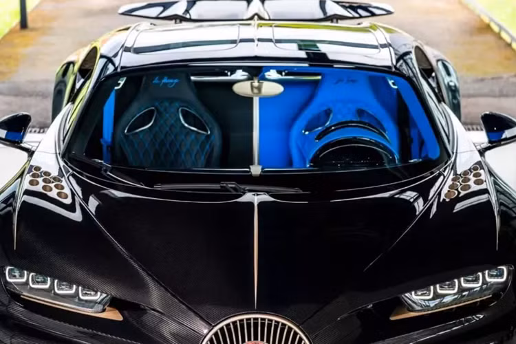 Nội thất của xe được phối màu chưa có xe Chiron nào sở hữu, khi phía tài xế có màu xanh French Racing Blue đại diện cho hiện đại, và phía hành khách là màu đen Beluga Black tượng trưng cho thời gian của đại tây dương.