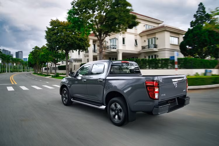 Nguyên nhân của sự ế ẩm của Mazda BT-50 được cho là do không thường xuyên được nâng cấp. Mặt khác, thiết kế của xe lại có phần khá mềm mại, không phù hợp với gu của khách hàng Việt, khi luôn chuộng sự hầm hố, mạnh mẽ.