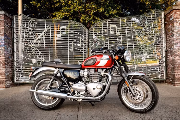 Nhằm tri ân huyền thoại Rock 'n Roll Elvis Presley, Triumph đã giới thiệu phiên bản đặc biệt Bonneville T120 Elvis Presley Limited Edition giới hạn với số lượng 925 chiếc toàn cầu.