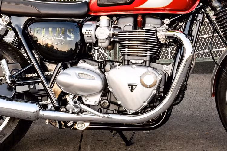 Triumph Bonneville T120 vẫn được trang bị động cơ xy-lanh đôi dung tích 1.200 cc, sản sinh công suất tối đa 80 mã lực và mô-men xoắn cực đại 105 Nm.