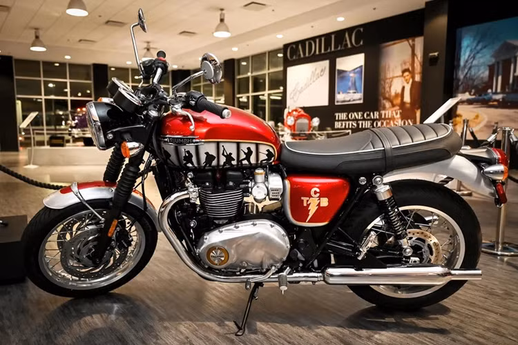 Chiếc xe lấy cảm hứng từ chính chiếc Bonneville T120 được cá nhân hóa bởi nghệ sĩ J Daar nhằm tri ân ông hoàng Rock 'n Roll, vốn được đấu giá thành công với số tiền 23.000 USD vào năm 2024.