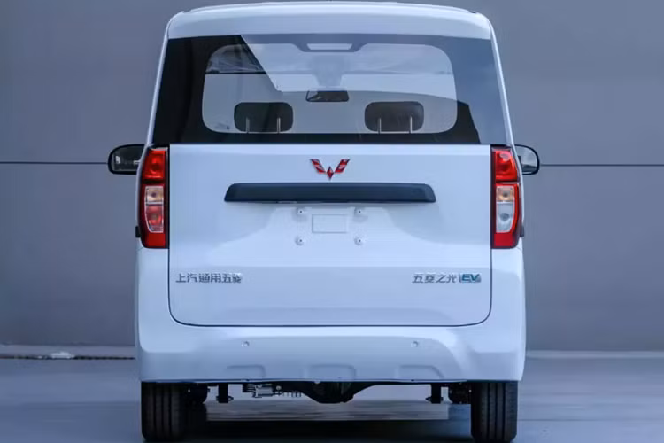 Kích thước chính xác của Zhiguang EV bao gồm chiều dài, chiều rộng và chiều cao sẽ là 3685/1530/1750 mm, với chiều dài cơ sở đáng chú ý là .mm. Nội thất của Wuling Zhiguang EV cơ bản nhất có thể. Nó có nhựa màu xám trên toàn bộ cabin. Khung kim loại của cửa được để lộ một phần.