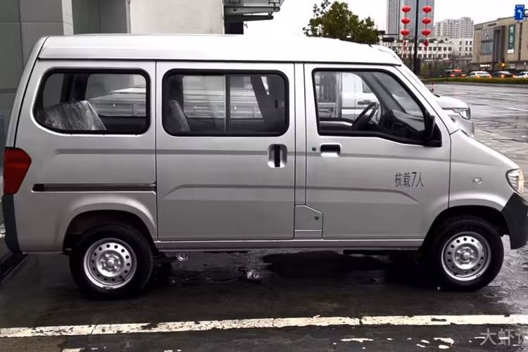 Mái và trụ của Zhiguang EV cũng được làm bằng kim loại. Bảng điều khiển trung tâm của xe có một bảng điều khiển LCD duy nhất và các nút điều khiển vật lý để điều chỉnh điều hòa và nhạc. Zhiguang EV có vô lăng hai chấu không có nút bấm. Đường hầm trung tâm sử dụng cần số xoay, nút bấm cửa sổ chỉnh điện và phanh tay.