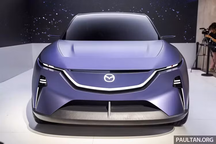 Mẫu SUV này được trang bị đèn pha nằm thấp ở hai góc đầu xe, logo Mazda tích hợp đèn LED ẩn, camera kỹ thuật số thay cho gương chiếu hậu truyền thống, bộ vành có thiết kế khí động lực học, phối 2 màu đen bóng - tím và đèn phanh trên cao theo phong cách xe đua Công thức 1.
