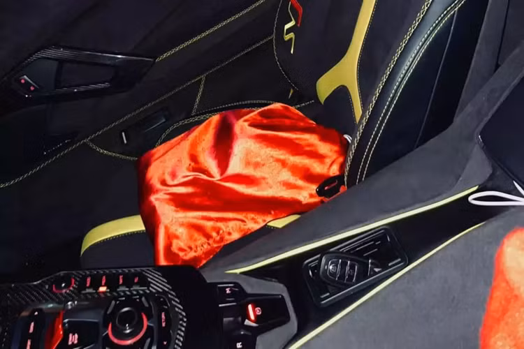 Dự án độ này cũng rất tâm đắt với ngoại hình rất giống xe Lamborghini Aventador SVJ Roadster, nội thất cũng thay bộ ghế bọc da Alcantara có logo SVJ rất đẹp, nhưng nhìn vào bảng đồng hồ của bản Lamborghini Aventador SV Roadster đã nhận ra ngay là chiếc xe lên đời.