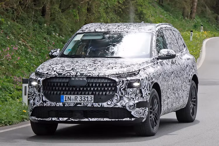 Không gian nội thất của Audi Q7 sẽ có nhiều điểm chung so với đàn em Q6 e-tron với điểm nhấn là cụm màn hình kép bao gồm cụm đồng hồ kỹ thuật số 11,9 inch và màn hình giải trí 14,5 inch.