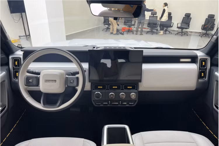 So với các mẫu xe cùng phân khúc giá, mẫu SUV điện iCar V23 của Chery được đánh giá cao về khả năng off-road, xe có góc tiếp cận và góc thoát lần lượt là 43 và 41 độ, đi kèm khoảng sáng gầm lên tới 212 mm.
