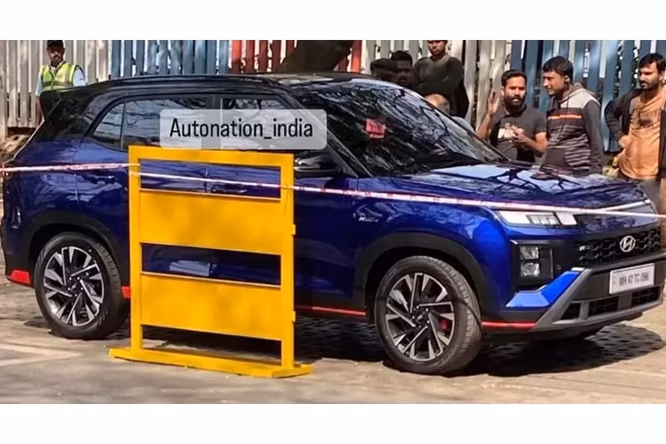 Vào hồi giữa tháng 1/2024, hãng Hyundai đã vén màn phiên bản nâng cấp giữa vòng đời của dòng xe Creta ở thị trường Ấn Độ. Chưa đầy nửa tháng sau, Hyundai Creta 2024 bản N Line này cũng đã xuất hiện trên đường phố Ấn Độ.