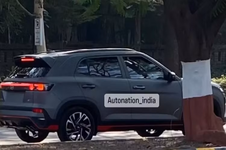Ngoài ra, Hyundai Creta N Line 2024 còn được trang bị bộ khuếch tán gió phía sau và 2 đầu ống xả. Vành la-zăng của xe có đường kính 18 inch với thiết kế đa chấu, phay xước 2 màu. Nằm phía sau vành la-zăng là cùm phanh màu đỏ thể thao.