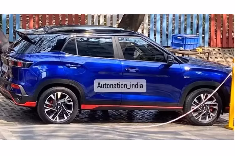 Hai chiếc Hyundai Creta N Line 2024 bị bắt gặp tại Ấn Độ được sơn màu xanh đậm và xám nhám. Nổi bật trên nền sơn là những điểm nhấn màu đỏ chạy dọc từ cản trước đến cản sau. Cản trước, cản sau và lưới tản nhiệt của xe đều được thay đổi thiết kế theo hướng hầm hố hơn bản tiêu chuẩn.