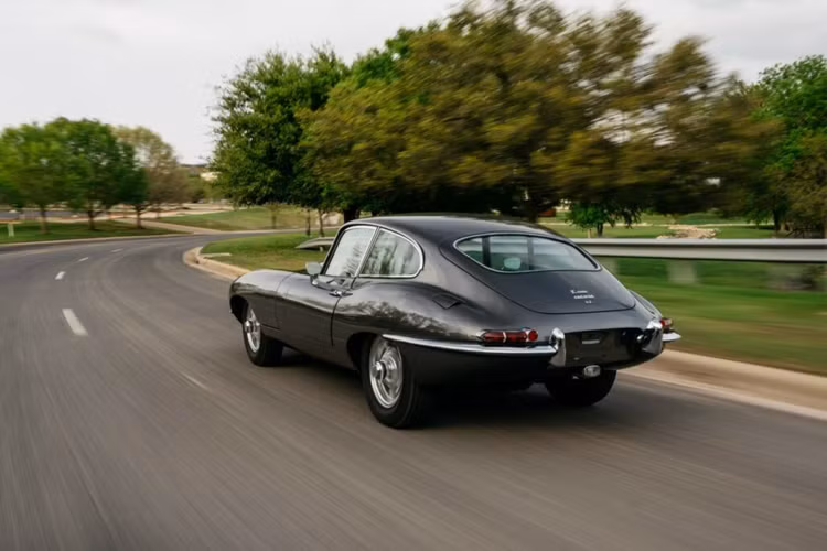 Đối với nhiều mẫu ôtô sưu tập, Moment Motor Company có thể biến những chiếc xe này trở nên rất đặc biệt với những đường cong uốn lượn và lớp chrome sáng bóng theo sở thích của khách hàng, đồng thời có hệ thống truyền động điện hiện đại giúp khách hàng có thể dễ dàng sử dụng hàng ngày”.