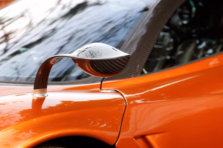 Còn McLaren Elva là 1 mẫu xe vô cùng đặc biệt, thiết kế xe không mui và không kính tạo ra sự hứng thú. Minh Nhựa lại chọn bản 3 không, tức có trang bị kính chắn gió, để phù hợp với luật đăng kiểm của Việt Nam, hiện tại, chiếc siêu xe McLaren Elva vẫn chưa rõ đã có biển được không?