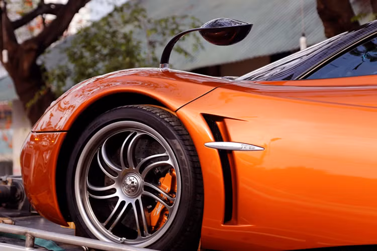 Nếu như Minh Nhựa tham dự Gumball 3000 bạn sẽ nghĩ anh ta đi xe nào? Pagani Huayra hay McLaren Elva hoặc 1 chiếc SUV bình dân? Về Pagani Huayra, xe chỉ được sản xuất 100 bản coupe, "thần gió" của Minh Nhựa có màu cam, mới bấm biển số mới, xe sử dụng động cơ V12, dung tích 6.0 lít, tăng áp kép do Mercedes-AMG sản xuất.