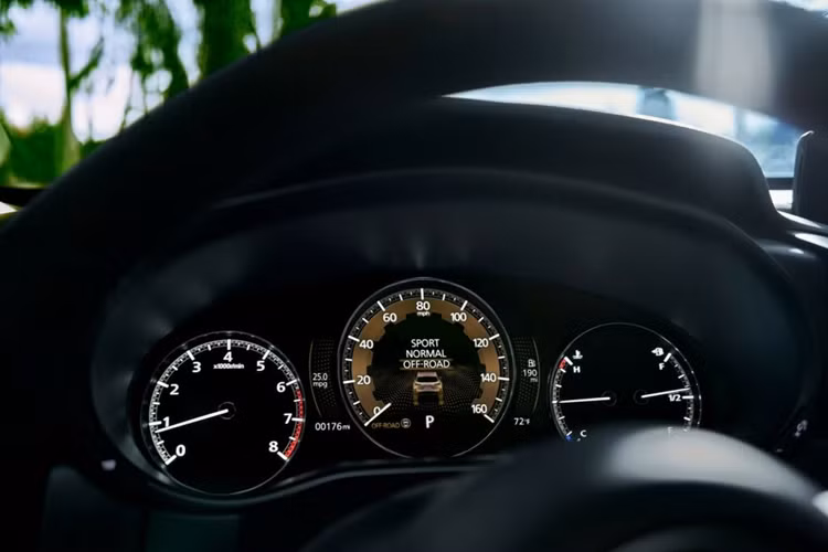 Mẫu xe này cũng được cung cấp khoang nội thất bọc da màu đỏ, loại da dành riêng cho phiên bản Hybrid. Bên cạnh biến thể hybrid hoàn toàn mới, CX-50 2025 còn được trang bị một số nâng cấp khác bao gồm tích hợp Alexa trên tất cả các mẫu xe.
