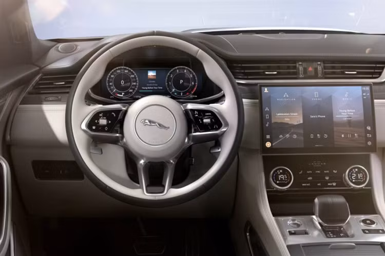 Bên cạnh phiên bản này còn có phiên bản F-Type SVR 575 với trang bị khối động cơ V8 5,0 lít tăng áp sản sinh công suất 567 mã lực và mô-men xoắn cực đại 700 Nm.