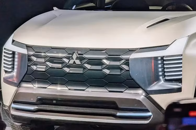Nói cách khác, đây không phải là sản phẩm thay thế trực tiếp cho bất kỳ mẫu SUV hiện có nào của thương hiệu Mitsubishi. Bên ngoài, Mitsubishi DST Concept trông như sự kết hợp giữa Xforce và Pajero Sport. Xe sở hữu thiết kế tổng thể vuông vức với những đường dập gân nổi bật để nhấn mạnh nắp ca-pô, hốc bánh và hai bên sườn.