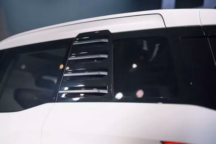 Hiện hãng Mitsubishi vẫn chưa công bố thông số kỹ thuật cụ thể của DST Concept. Chỉ biết rằng, mẫu xe này sẽ được phát triển dựa trên khung gầm liền khối của xe con. Nhiều khả năng xe sẽ dùng phiên bản kéo dài của khung gầm bên trong Mitsubishi Xforce. Chưa rõ Mitsubishi Xforce 7 chỗ sẽ dùng động cơ nào.