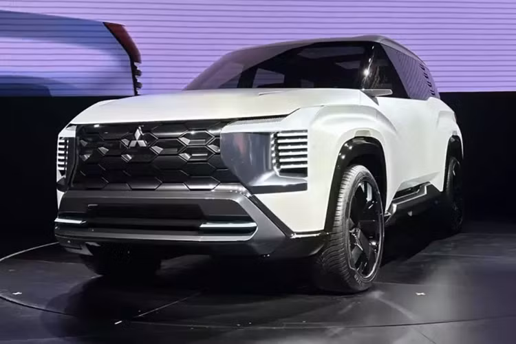 Trong triển lãm Xe quốc tế Philippines 2024, hãng Mitsubishi đã chính thức vén màn mẫu xe ý tưởng mới mang tên DST. Thay vì chỉ đóng vai trò như xe trưng bày, Mitsubishi DST 2025 mới là hình ảnh xem trước cho một mẫu ô tô thương mại sẽ được tung ra thị trường trong tương lai.