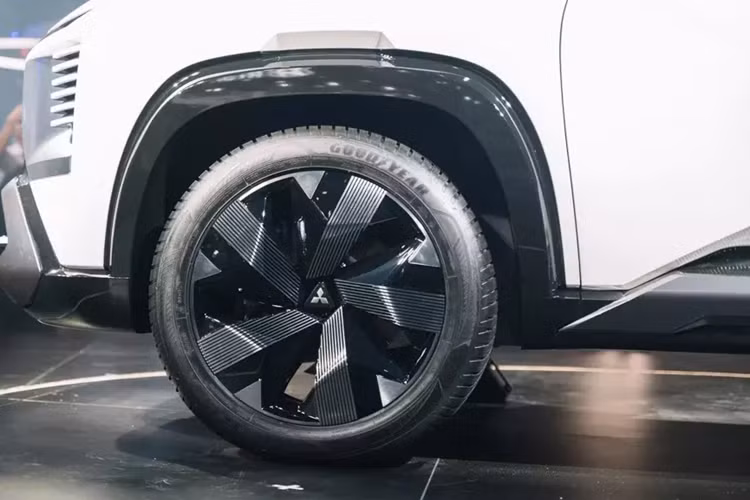 Chưa hết, mẫu xe này còn sở hữu hốc bánh cỡ lớn, cản trước/sau tích hợp ốp gầm thể thao, camera kỹ thuật số thay thế cho gương chiếu hậu ngoại thất, bộ vành hợp kim đa chấu ấn tượng và các cột sơn đen. Là xe ý tưởng nên Mitsubishi DST Concept không có tay nắm cửa.