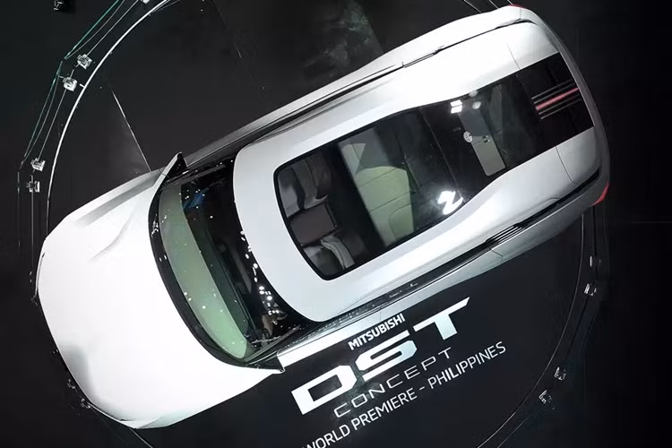 Bên trong xe, Mitsubishi DST Concept sở hữu không gian nội thất tạo cảm giác cao cấp với những vật liệu mềm mại ở mặt táp-lô và tapi cửa. Những trang bị nổi bật của mẫu xe này gồm có bảng đồng hồ kỹ thuật số nối liền với màn hình cảm ứng trung tâm, vô lăng 2 chấu vát đáy, cần số như cần đẩy máy bay và đèn viền nội thất.