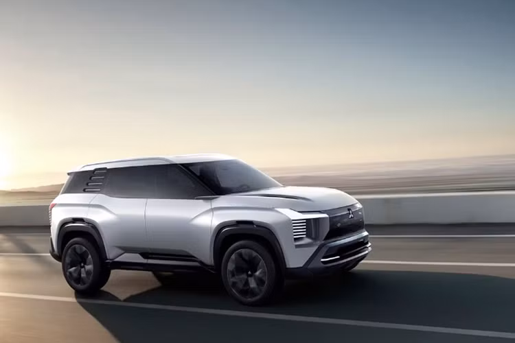 Theo đó, Mitsubishi DST Concept mới được định vị ở phân khúc SUV cỡ trung 7 chỗ. Mẫu xe này được kỳ vọng sẽ là chủ lực mới bên cạnh đội hình Xpander/Xpander Cross, Pajero Sport và Outlander.
