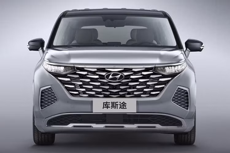Mới đây, những hình ảnh đầu tiên về Hyundai Custin 2025 bản facelift đã được hé lộ tại thị trường Trung Quốc. Có thể thấy, thiết kế của phiên bản mới không khác biệt quá nhiều so với phiên bản hiện tại.